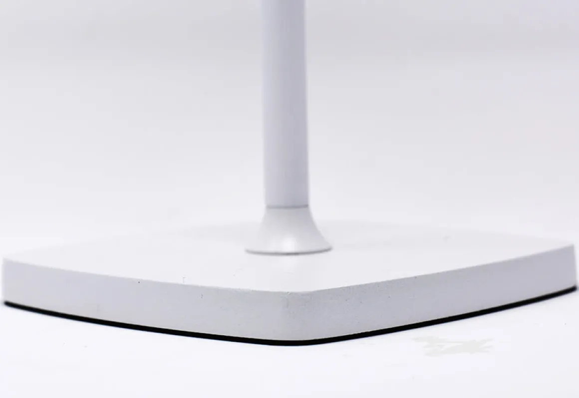 Cordless Indoor/Outdoor Lamp