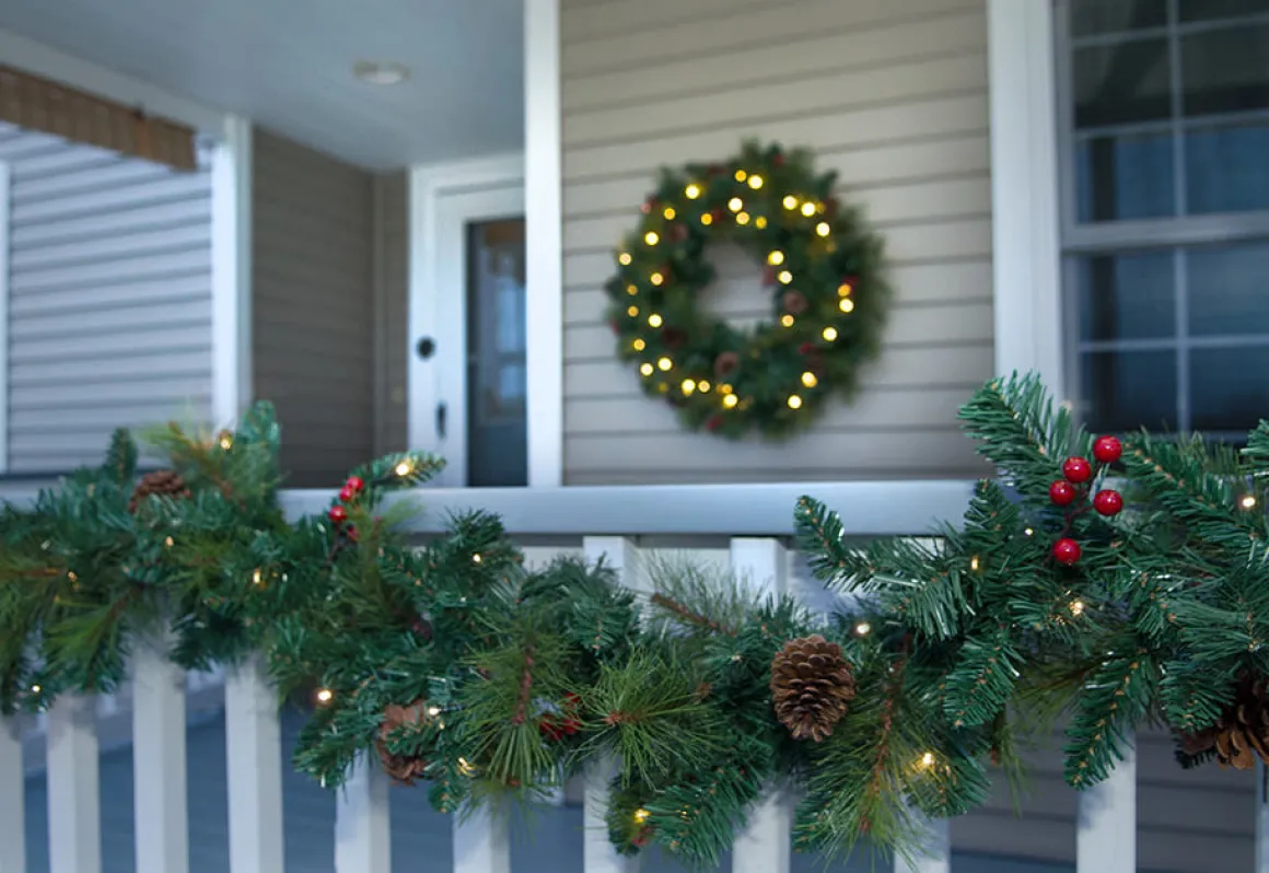 9-Ft. Cordless Pre-Lit Indoor/Outdoor Garland