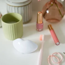 World's First At-Home Professional LED Lip Therapy Device