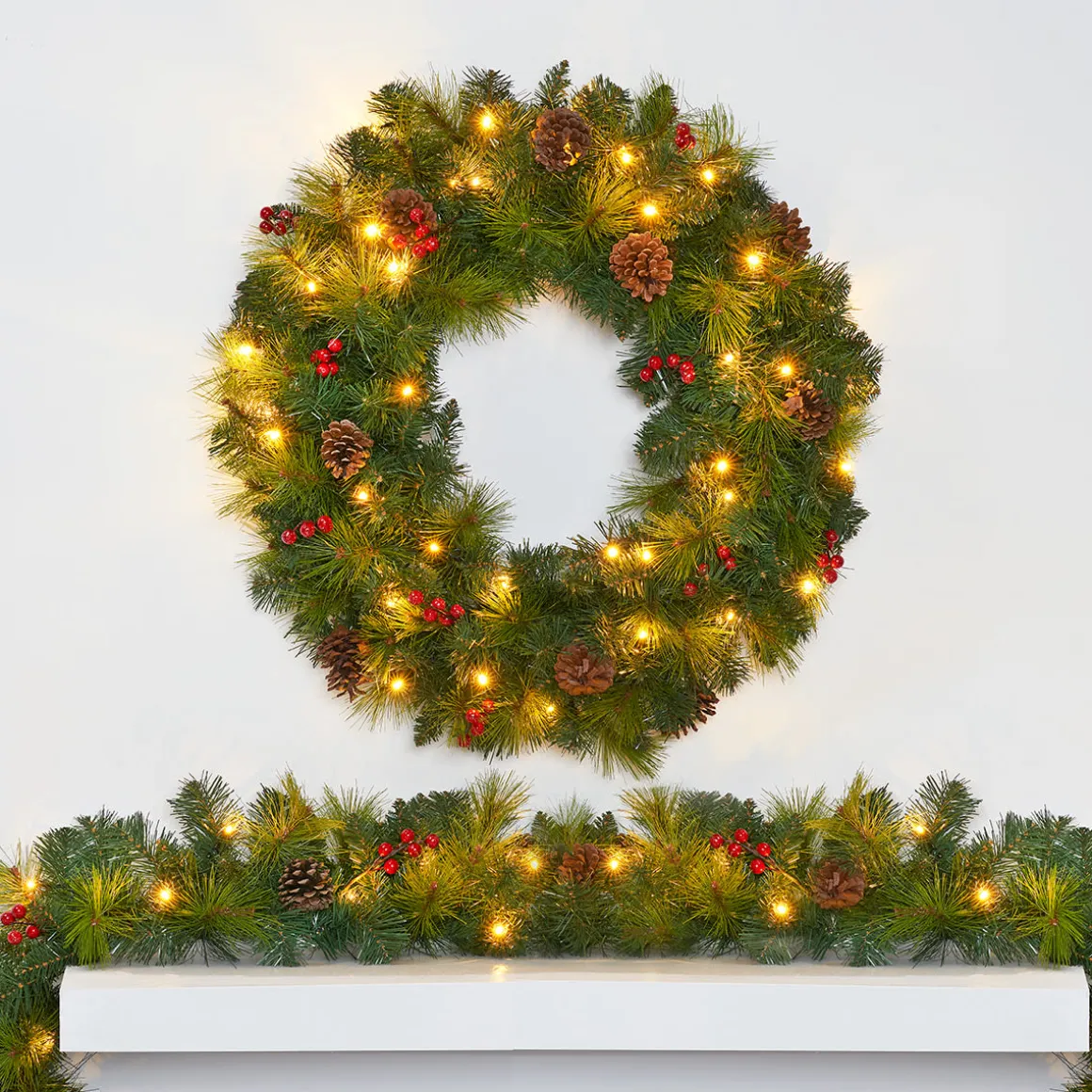 30'' Cordless Pre-Lit Indoor/Outdoor Wreath