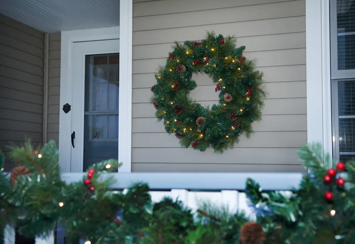 30'' Cordless Pre-Lit Indoor/Outdoor Wreath